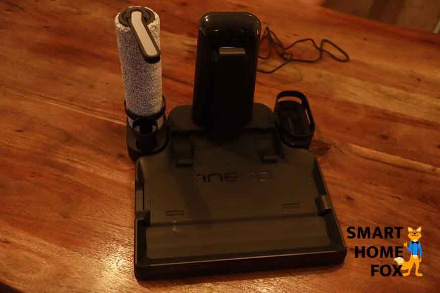 Man sieht die Ladestation des Tineco Floor One S5 Combo ohne das Gerät.